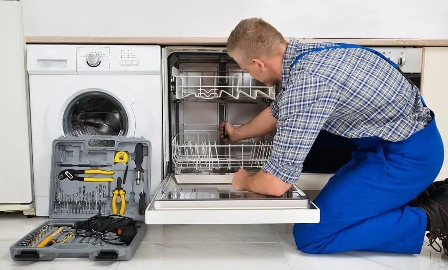 Keçiören Whirlpool servisi teknisyen ekibi beyaz eşya tamiri yaparken